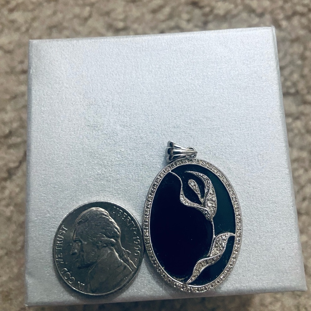 White gold and onyx floral pendant - Picture 6 of 7
